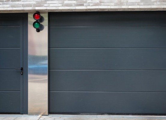 COGNE - porte de garage sectionnelle motorisee avec porte d'entrée - porte de garage coulissante electrique