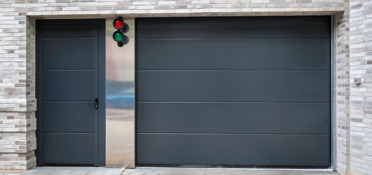 COGNE - porte de garage sectionnelle motorisee avec porte d'entrée - porte de garage coulissante electrique